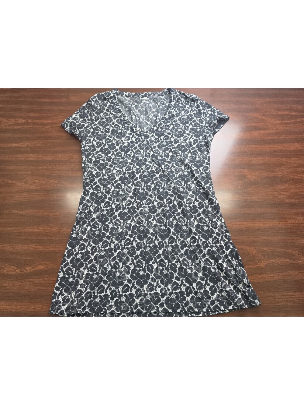 Express Black White Floral Short Sleeve V Neck Shirt Medium Romantic Grunge Top